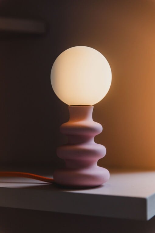 Handgemaakte tafellamp "Freddie" uit Jesmoniet | curvy lampje met textielkabel in contrasterende kleur  | accentverlichting