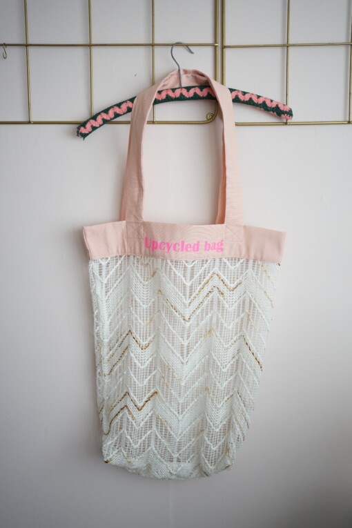 Duurzame tas  van vintage jaren 70 vitrage met roze opdruk