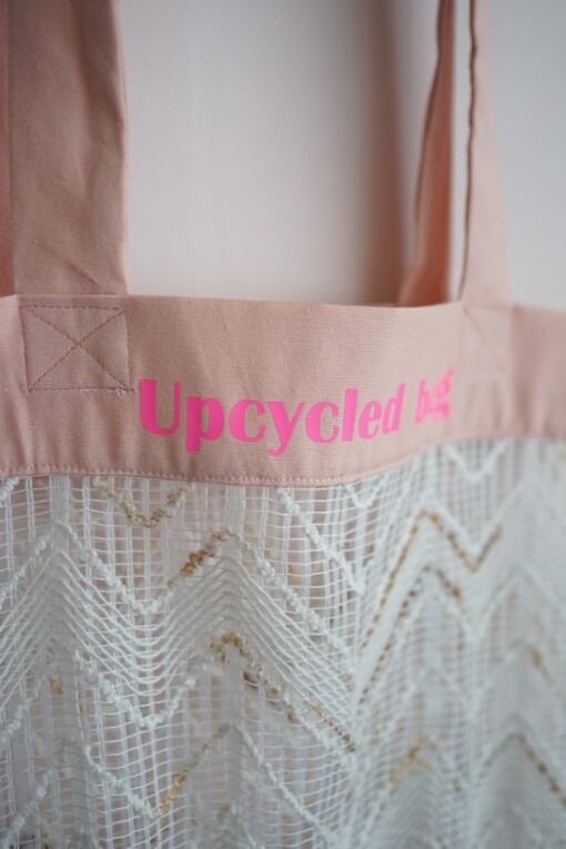 Duurzame tas  van vintage jaren 70 vitrage met roze opdruk