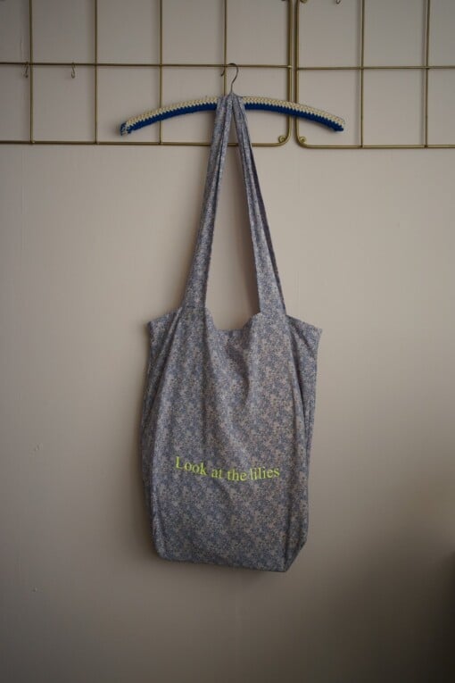 Zomertas, lila gebloemde upcycle tas