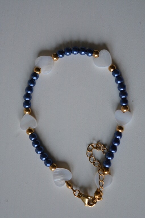 armbandje met blauwe parels en witte hartjes