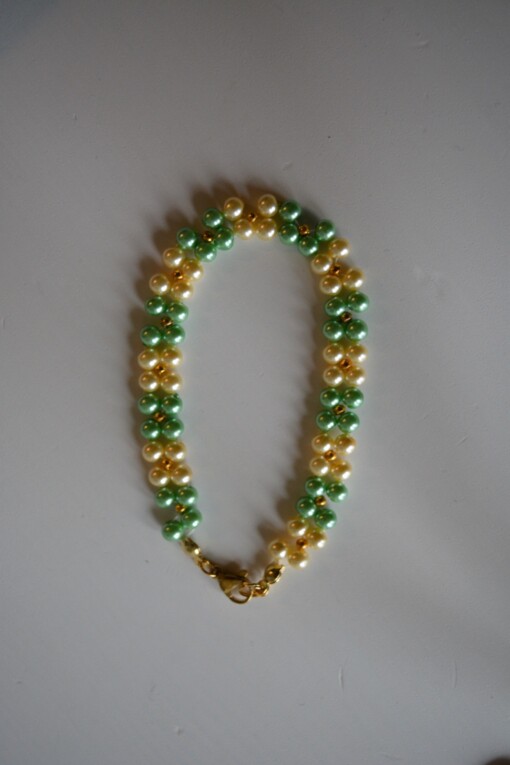 goudkleurig armbandje met gele en groene parels