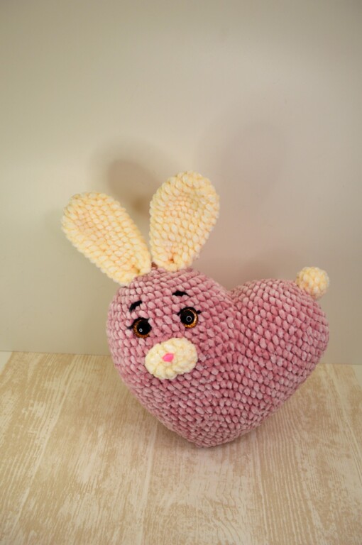 Zachte Hart Konijn, een gehaakte knuffel vol Liefde: zacht velvet