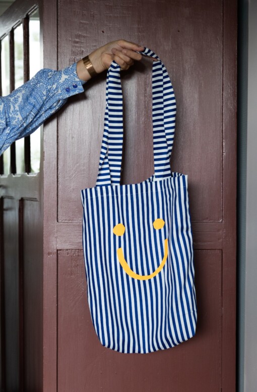 Blauw wit gestreepte zomer tas met smiley