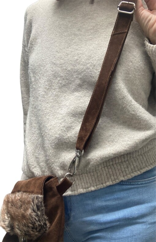 Donker bruine suede schoudertas gemaakt van vintage suede rok met nepbont