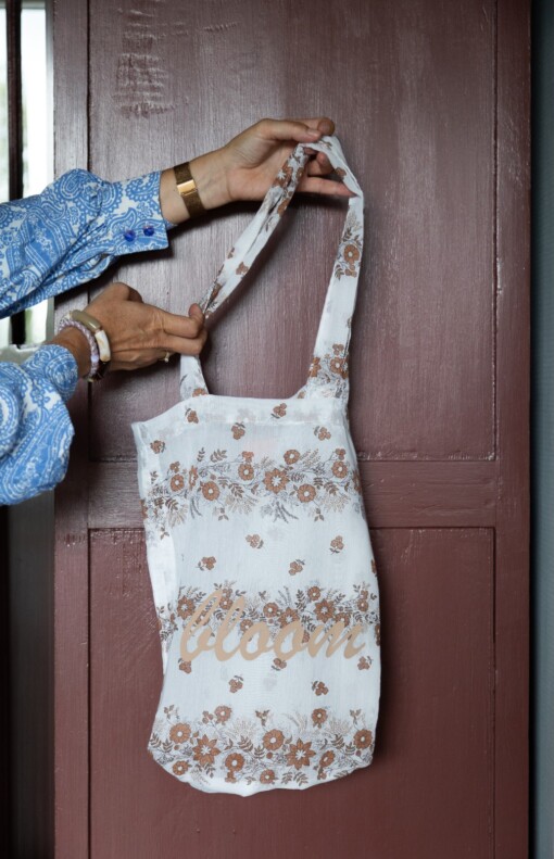 Bruin gebloemde tas van vintage vitrage met opdruk: Bloom