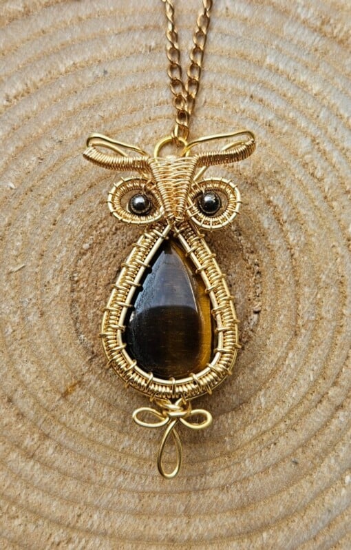 Handgemaakte uilen ketting van koper met tijgeroog steen – 5 cm hanger