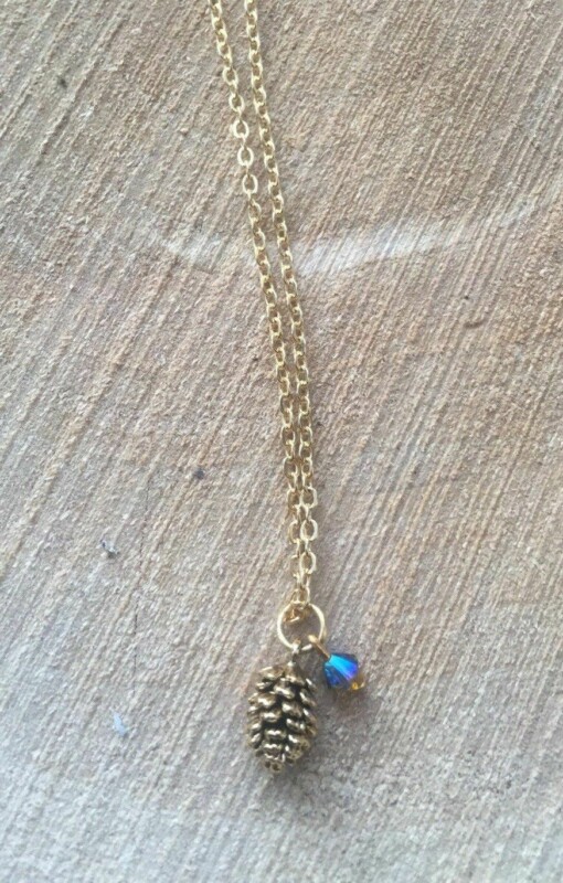 Vergulde ketting met dennenappel-bedeltje en Swarovski kraaltje