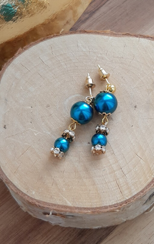 Unieke oorbellen: Blauw met goud/zilver studs: Handgemaakt met glazen kralen
