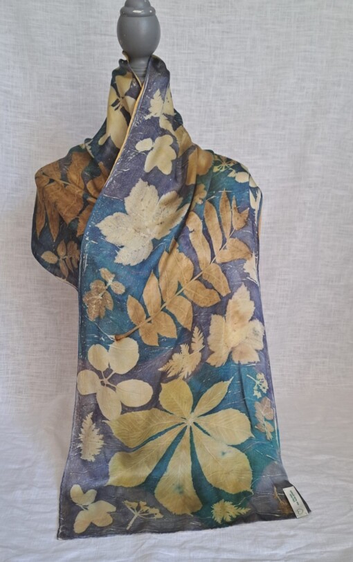 Satijnzijden sjaal met botanische print, in 2 blauw tinten, afmeting 180 x 45 cm