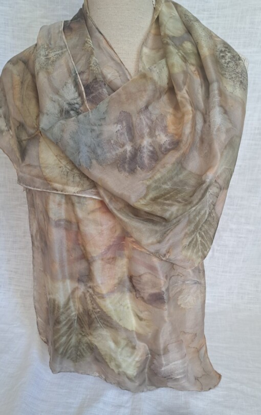 Sjaal van pongee zijde, bedrukt met ecoprint, natuurlijk gekleurd met Myrobalan, 180x45cm