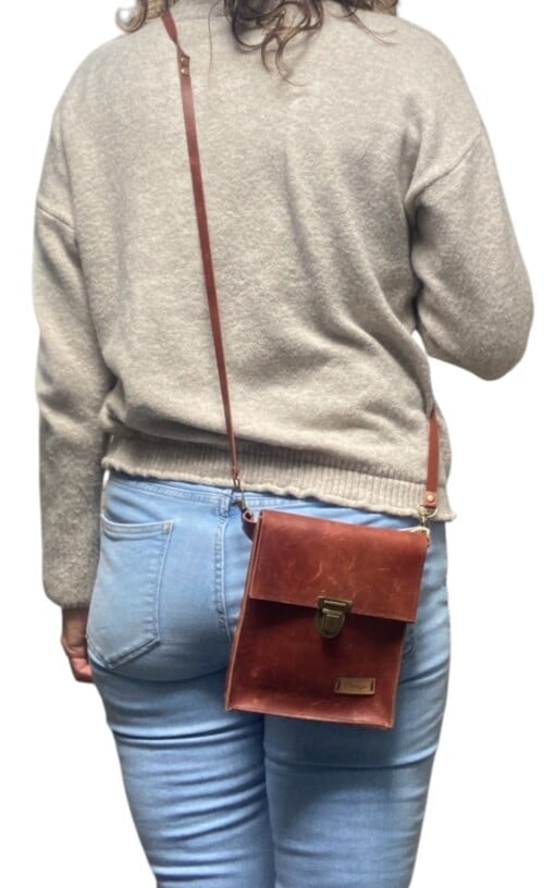 Stoere kleine heup/schoudertas gemaakt van cognac kleurige vinted lerenjas.
