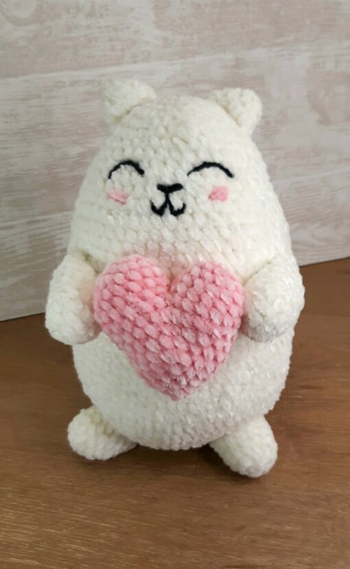 Gehaakte Chunky Cat met hartje: perfecte knuggel voor kattenliefhebbers. Velvet garen
