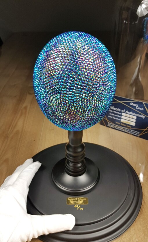 Echte struisvogel ei met swarovski kristal en 23ct verguld - opgezet onder acryl dome - gelimiteerde editie