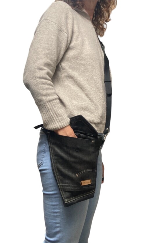 Stoere schoudertas gemaakt van denim g star spijkerbroek en zwart leer in het achterpand met gouden voering.