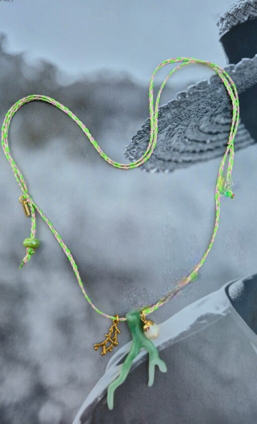 handmade koord ketting met koraal bedel groen of oranje