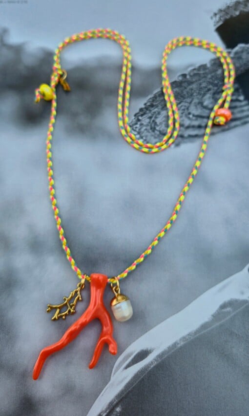handmade koord ketting met koraal bedel groen of oranje