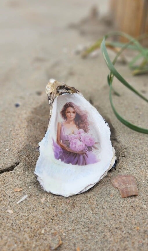 Vrouw met bloemen in oester