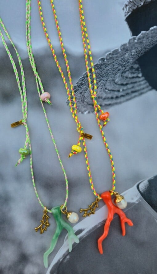 handmade koord ketting met koraal bedel groen of oranje