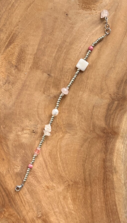 Kralenarmband met halfedelstenen in roze- en wittinten