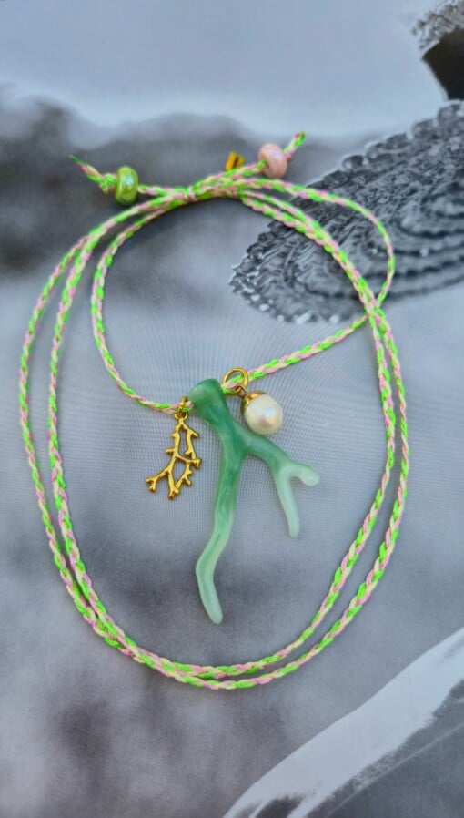 handmade koord ketting met koraal bedel groen of oranje