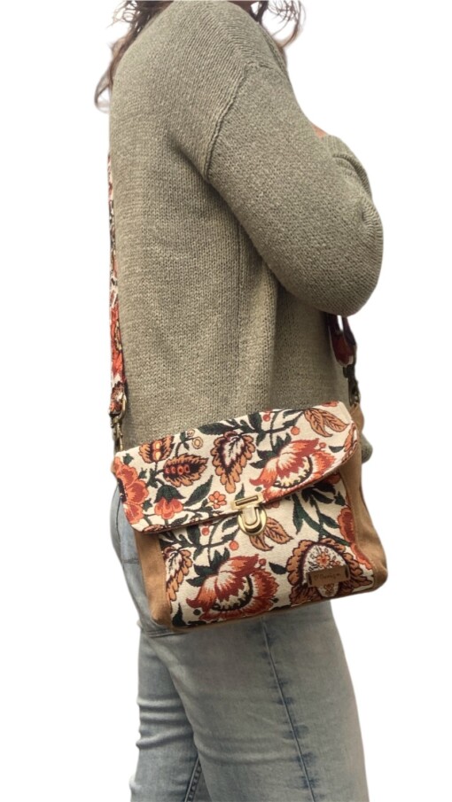 Ruime schoudertas gemaakt van een vintage suede jas met damast bloemenprint