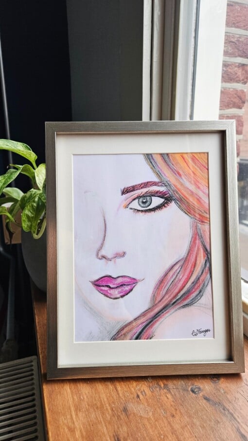 Portret in pastel van jonge vrouw met oranje roze haar, pastelschilderij ingelijst