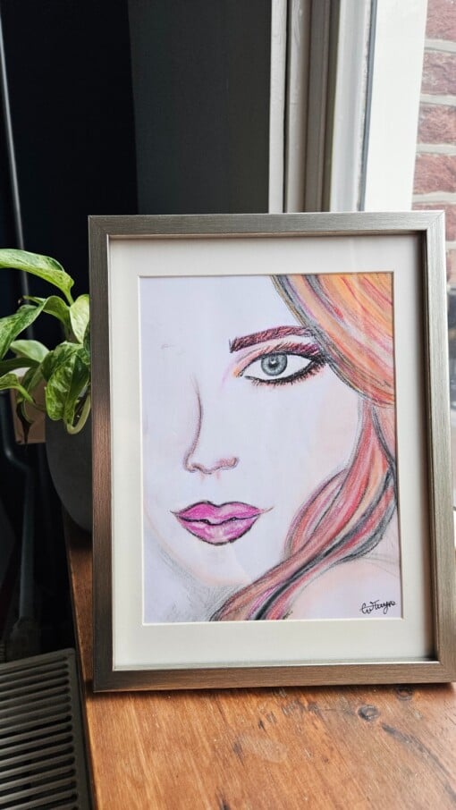 Portret in pastel van jonge vrouw met oranje roze haar, pastelschilderij ingelijst