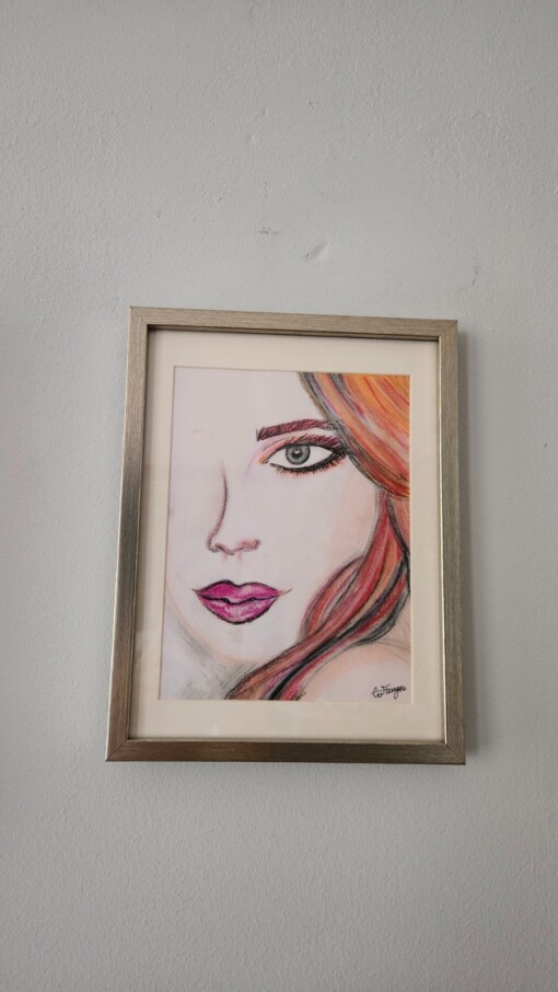 Portret in pastel van jonge vrouw met oranje roze haar, pastelschilderij ingelijst