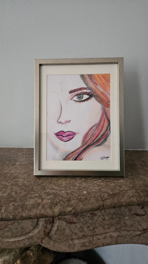 Portret in pastel van jonge vrouw met oranje roze haar, pastelschilderij ingelijst