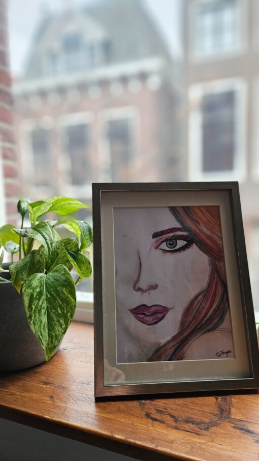 Portret in pastel van jonge vrouw met oranje roze haar, pastelschilderij ingelijst