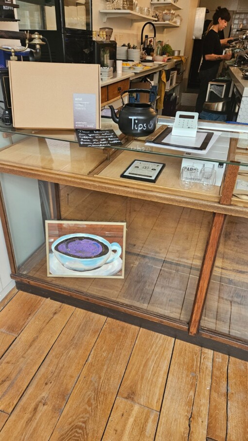 Acrylschilderij "Galaxychino" van heelal in cappuchino koffie | inclusief lijst