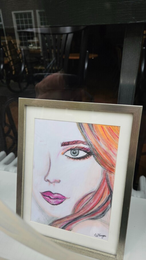 Portret in pastel van jonge vrouw met oranje roze haar, pastelschilderij ingelijst