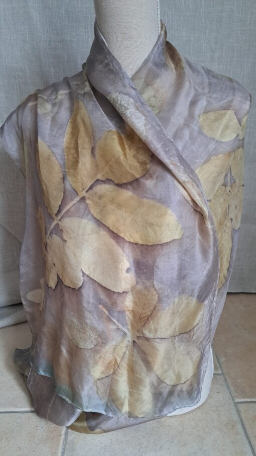 Sjaal van pongee zijde, bedrukt met ecoprint, natuurlijk gekleurd met Myrobalan, 180x45cm