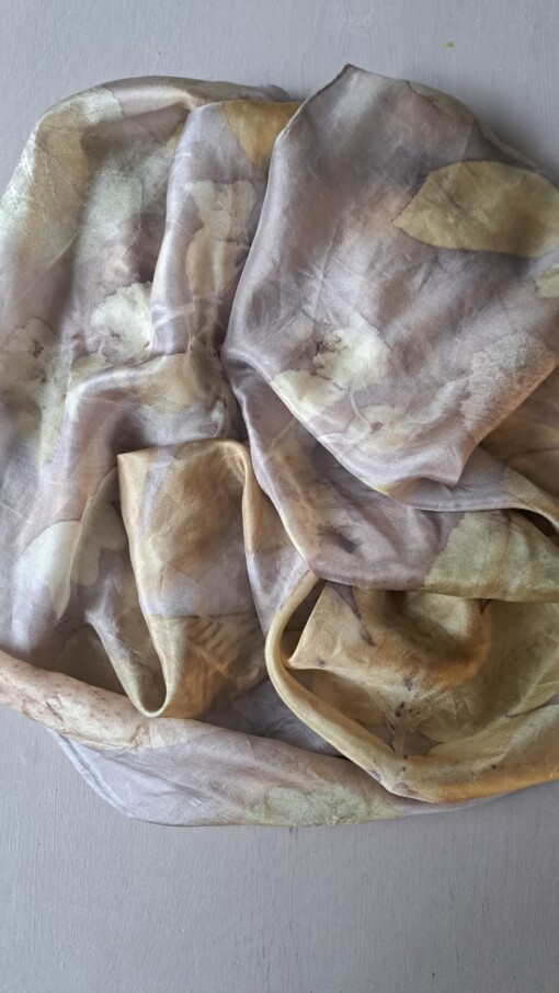 Sjaal van pongee zijde, bedrukt met ecoprint, natuurlijk gekleurd met Myrobalan, 180x45cm
