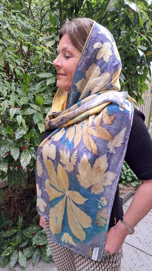Satijnzijden sjaal met botanische print, in 2 blauw tinten, afmeting 180 x 45 cm