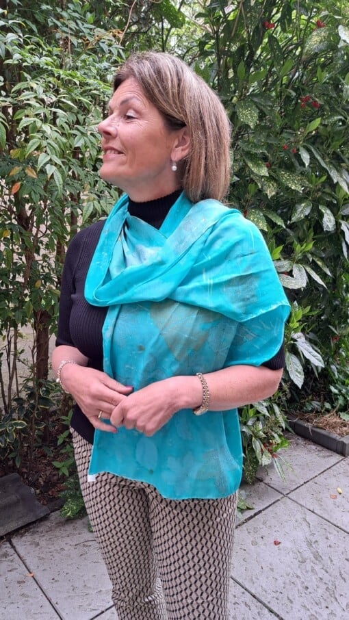 Satijnzijden sjaal turquoise met botanische print
