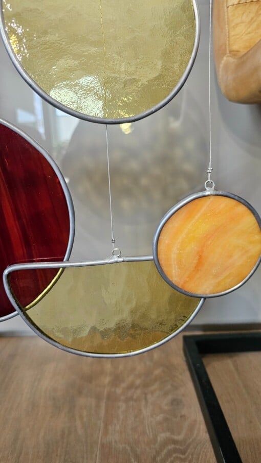 Modern Glas in lood object "ff op moeten wachten". Zonnevanger. Uniek