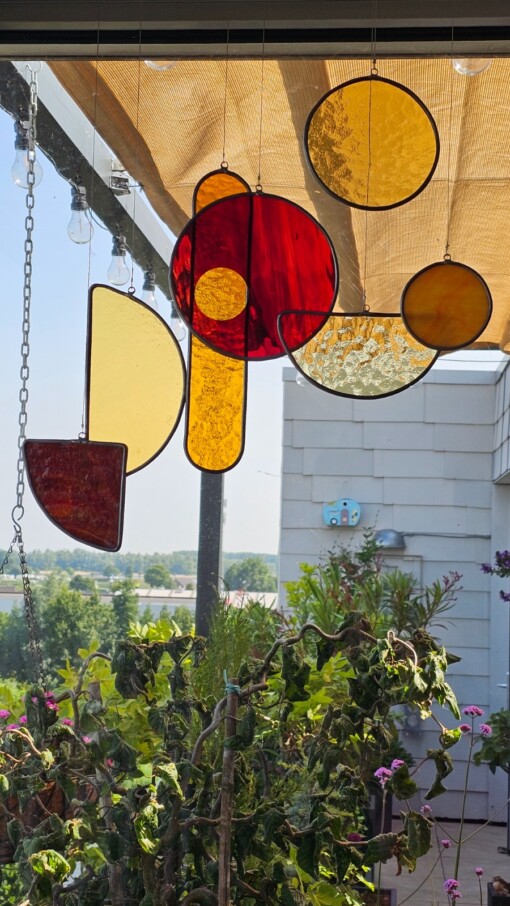 Modern Glas in lood object "ff op moeten wachten". Zonnevanger. Uniek