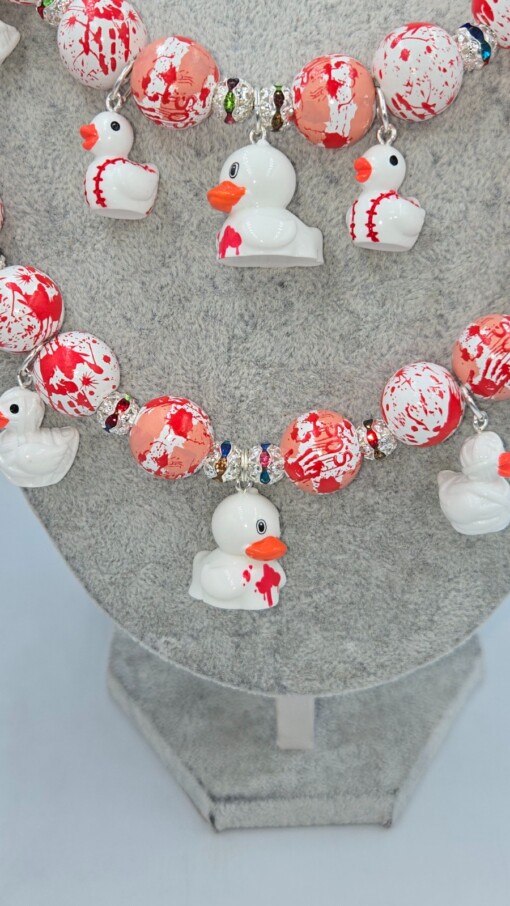 Bloody Duckies, een handgemaakte Halloween ketting.