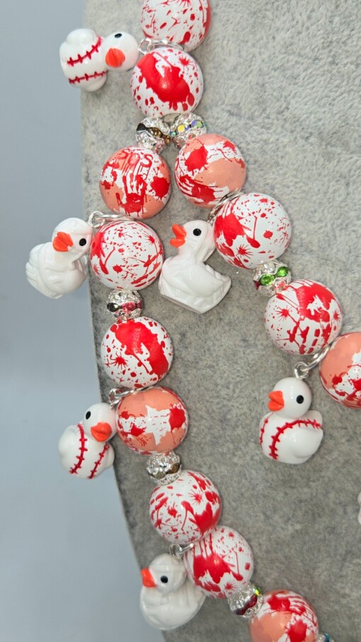 Bloody Duckies, een handgemaakte Halloween ketting.