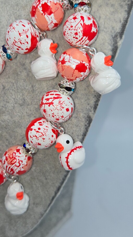 Bloody Duckies, een handgemaakte Halloween ketting.