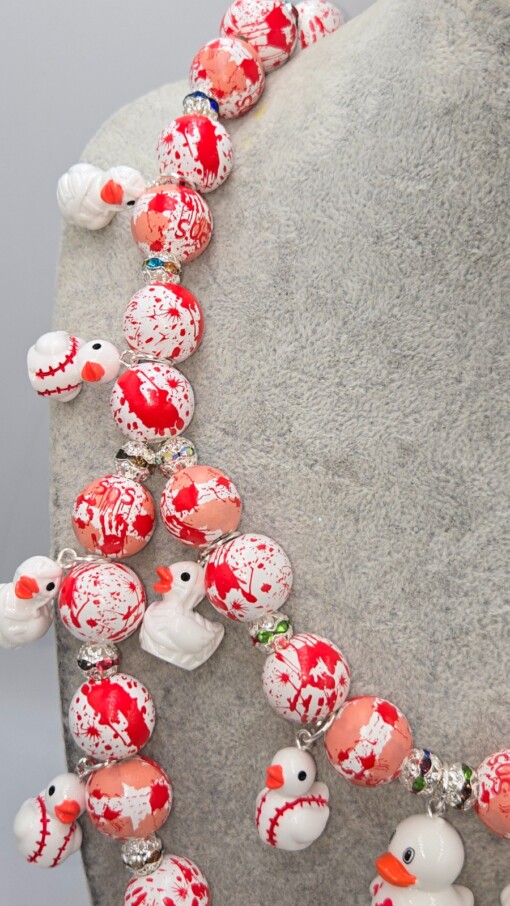Bloody Duckies, een handgemaakte Halloween ketting.