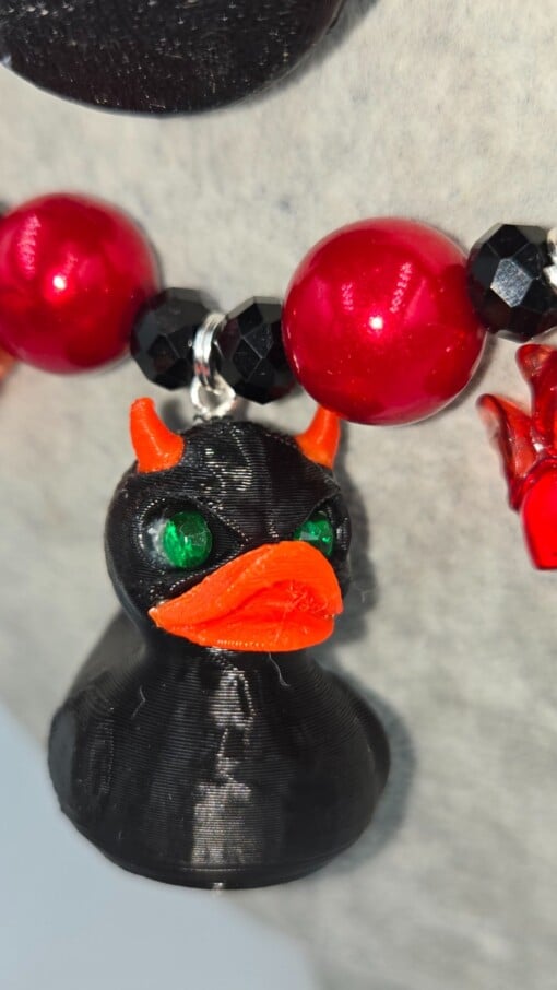 Rode en Zwarte Horror Duckies: Een handgemaakte Halloween Ketting.