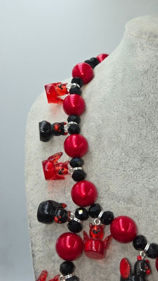 Rode en Zwarte Horror Duckies: Een handgemaakte Halloween Ketting.
