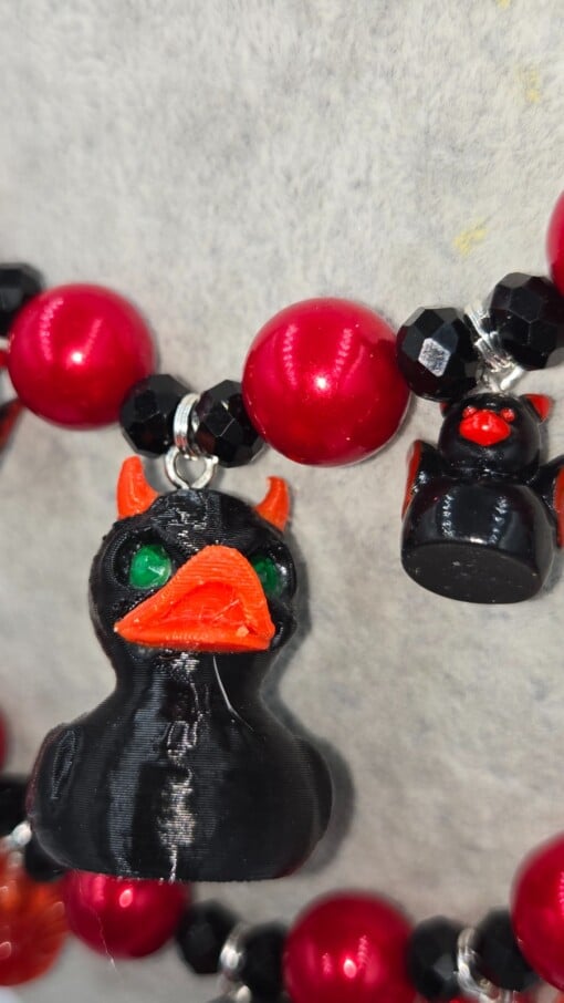 Rode en Zwarte Horror Duckies: Een handgemaakte Halloween Ketting.