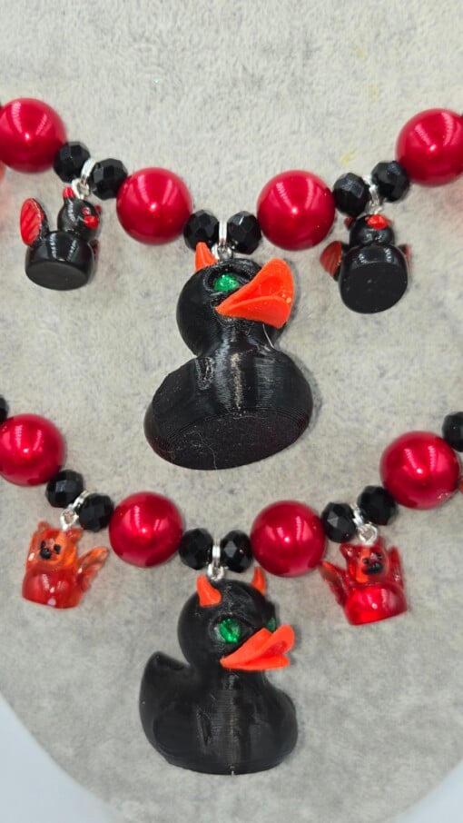 Rode en Zwarte Horror Duckies: Een handgemaakte Halloween Ketting.