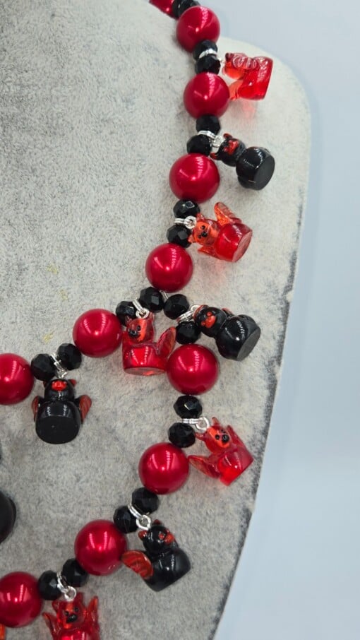 Rode en Zwarte Horror Duckies: Een handgemaakte Halloween Ketting.