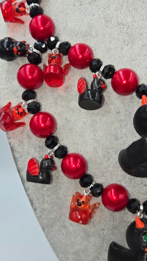 Rode en Zwarte Horror Duckies: Een handgemaakte Halloween Ketting.