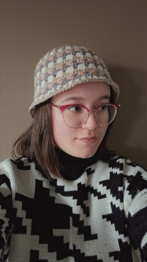Gehaakte bucket hat 'Neutral nudes'
